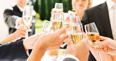 alle-hochzeitsgaeste-stossen-mit-Sekt-an