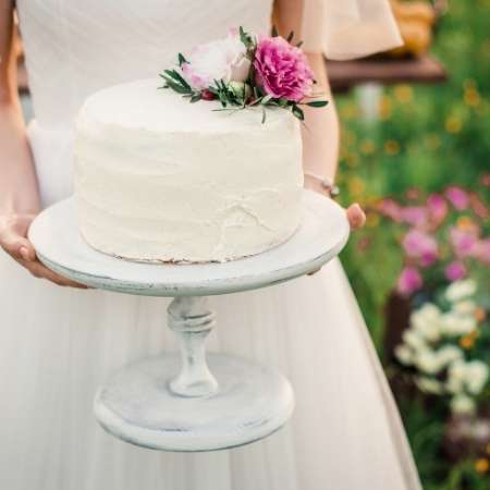 braut-mit-hochzeitskuchen