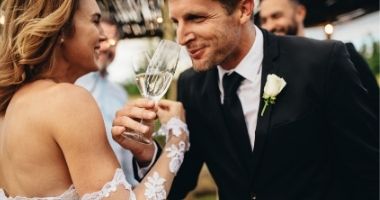 brautpaar-trinkt-sekt-aus-glas-hochzeit