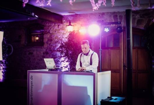 dj-martin-beim-dj-equipment-hochzeit-alzey