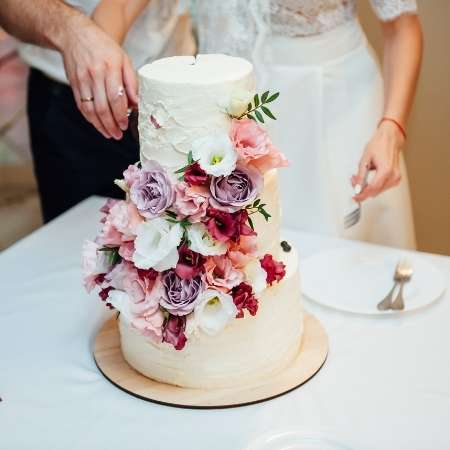 torte zur hochzeit wird angeschnitten