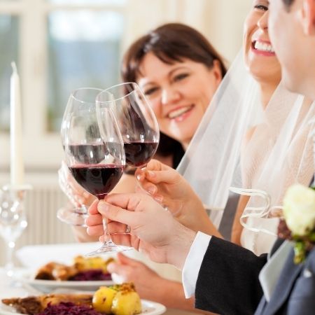 brautpaar beim essen auf der hochzeit